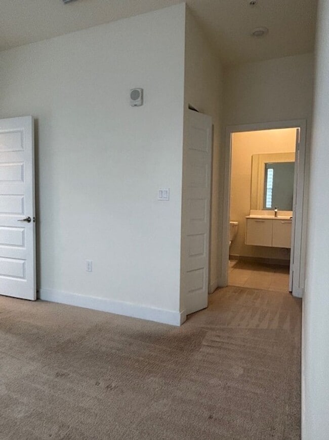 Building Photo - Great Condo unit in Doral