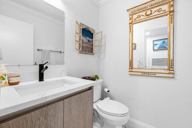 Building Photo - 810 High Point Dr W