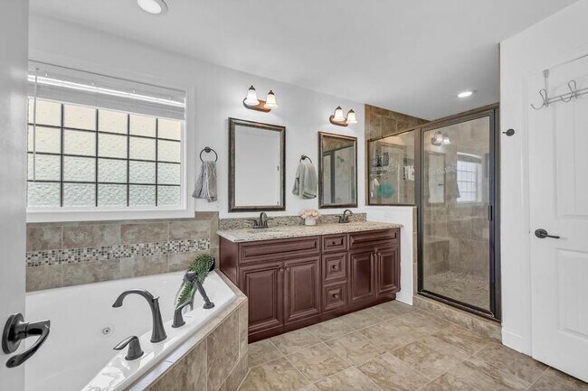 Building Photo - 820 Carousel Ct
