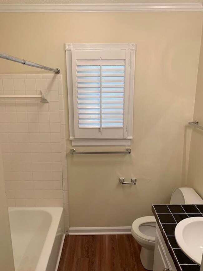 Building Photo - Rent Special! Half Month FREE!