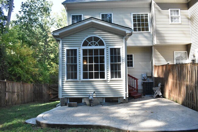 Building Photo - North Stafford End Unit Townhome !!