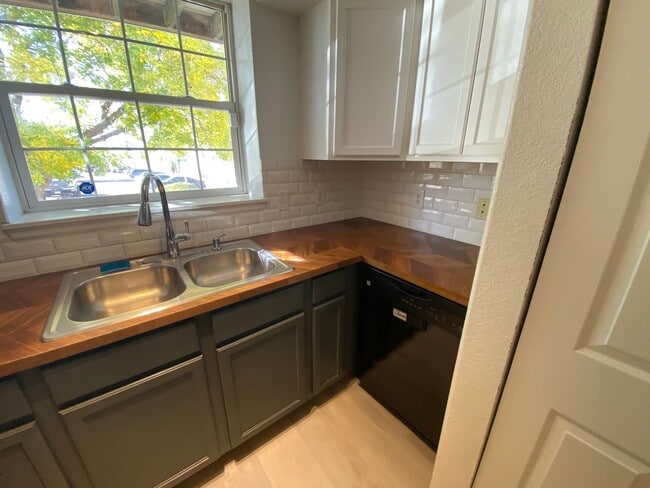 Building Photo - 2 Bedroom Townhome Near Buckley Air Force Base