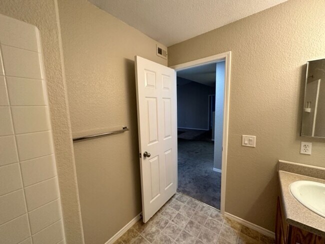 Building Photo - GREAT 2 BED, 2 BATH CONDO! READY FOR IMMED...