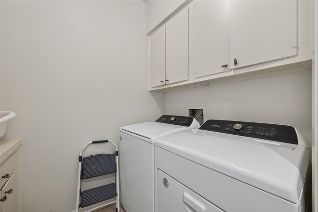Building Photo - 6000 Sugar Hill Dr