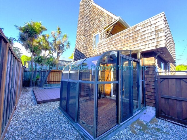 Building Photo - Unique Yacht Harbor 3bed/2bath Home with S...