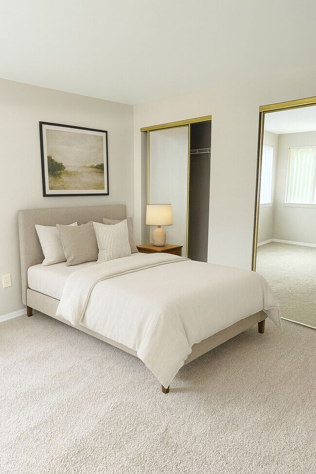 Building Photo - Top-Floor Living Starts Here! Apply by 7/11 get ONE MONTH FREE