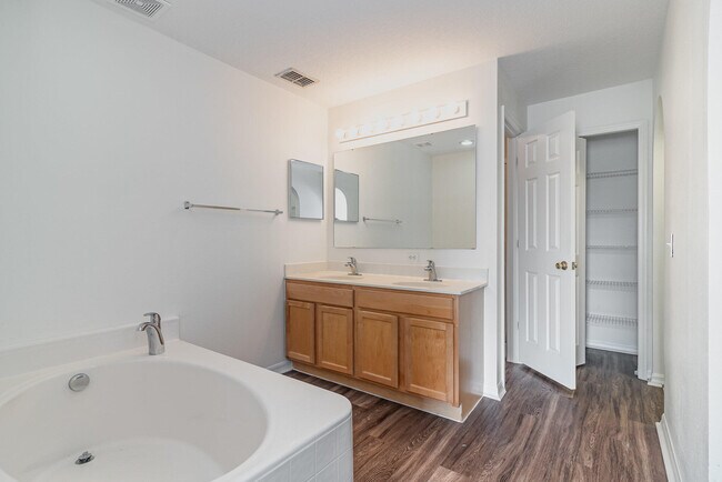 Building Photo - 1611 Sawgrass Dr SW