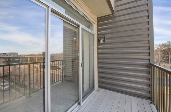 Building Photo - 2600 University Ave SE