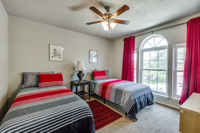 Building Photo - 1027 Hedgestone Dr
