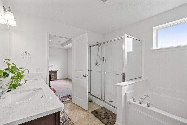 Building Photo - 657 Aster Rd