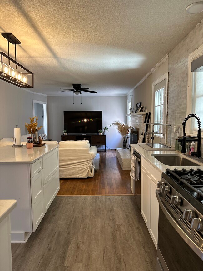 Building Photo - 15394 Rollingwood Dr