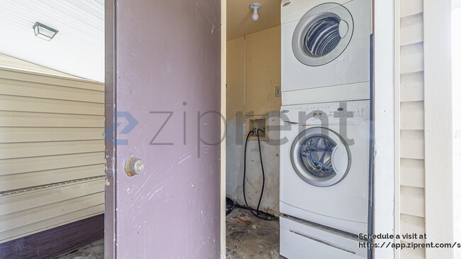 Building Photo - 604 Roselyn Ave