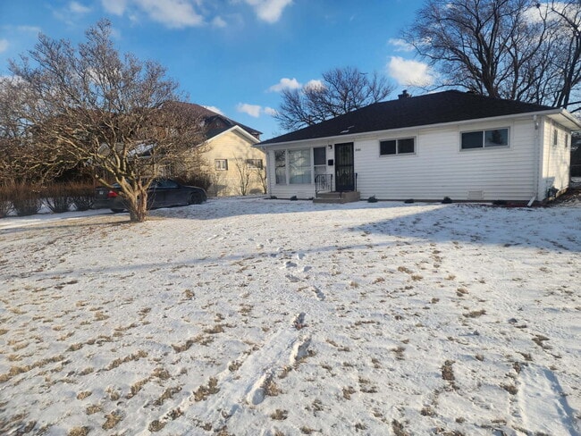 Building Photo - 8235 W Summerdale Ave