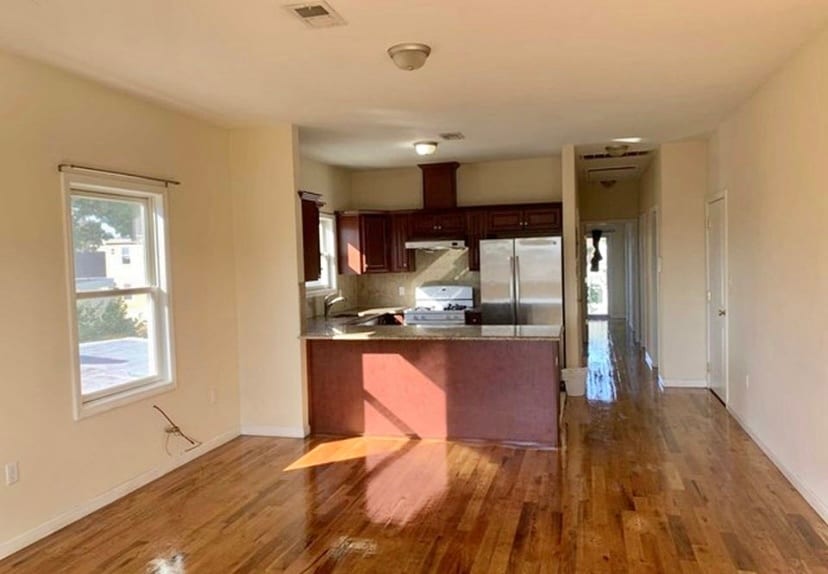 Building Photo - 324 Sussex St