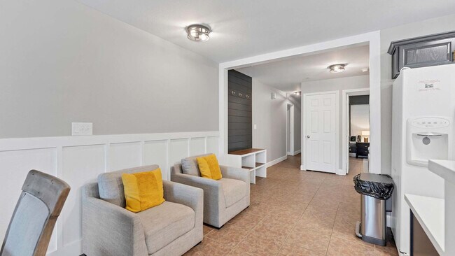 Building Photo - 730 E Mather St