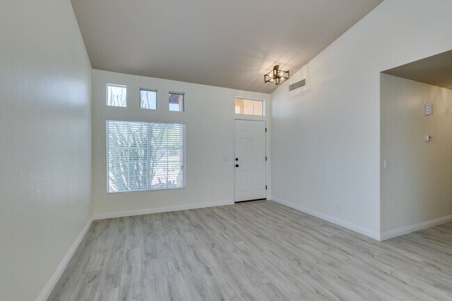 Building Photo - Fully upgraded 3 bedroom house on large lo...
