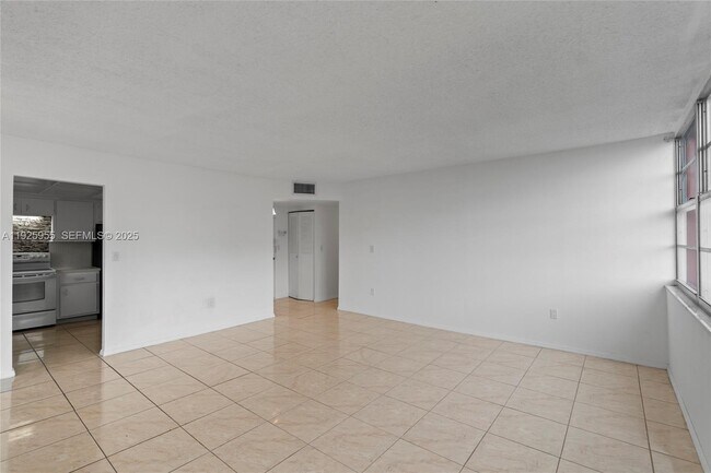 Building Photo - 1301 NE Miami Gardens Dr