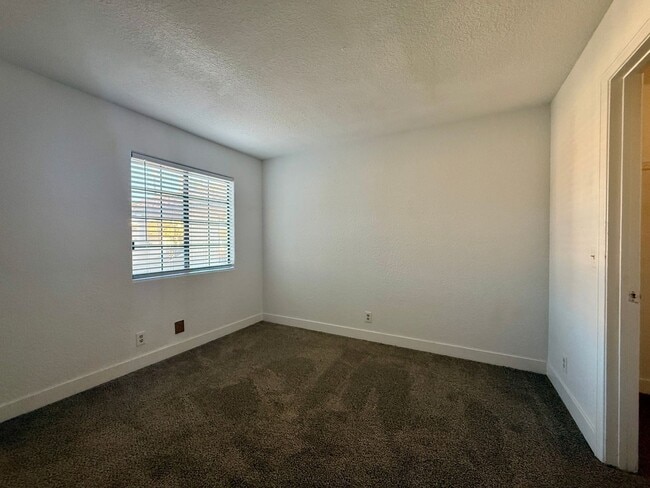 Building Photo - 2 BEDROOM CONDO WITH 2 BALCONIES, RIGHT NEXT TO THE POOL, MINUTES FROM THE STRIP