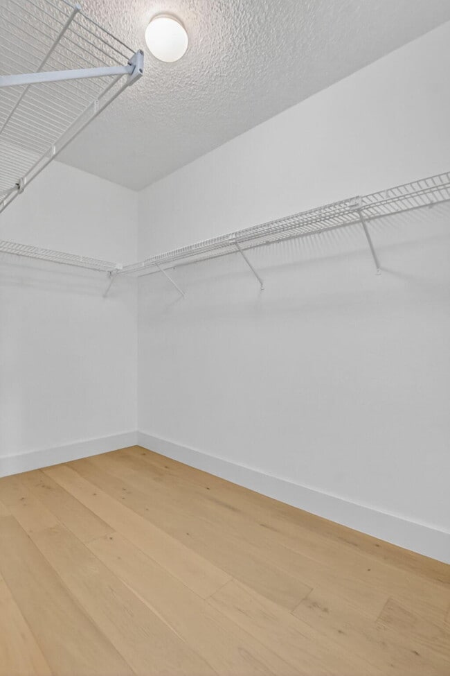 Building Photo - 708 Lago Rd