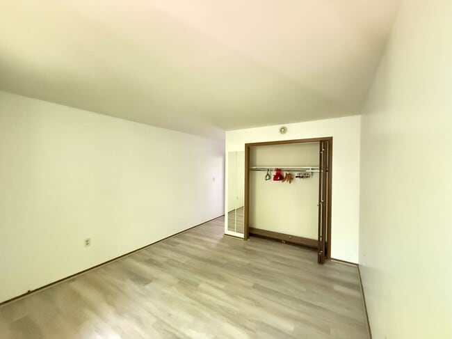 Building Photo - 134 English Ct