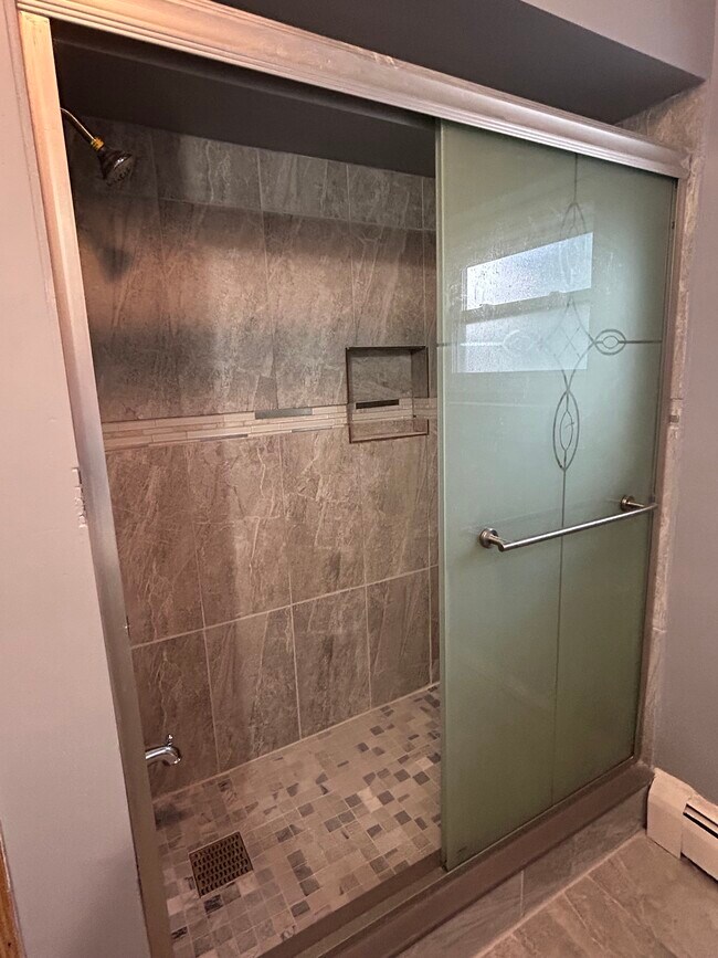 Building Photo - 5714 N Lowell Ave