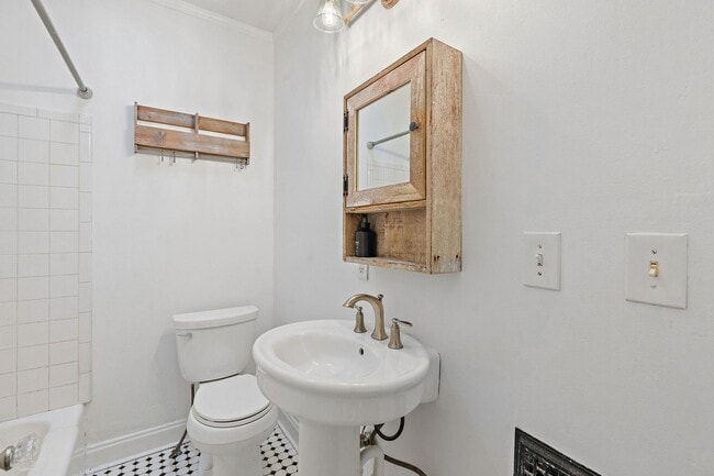 Building Photo - Adorable East Nashville Cottage w/ HUGE Fully-Fenced backyard!