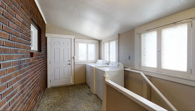 Building Photo - Charming four-bedroom home one block from UNR