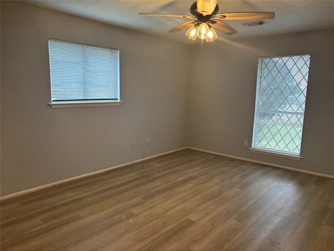 Building Photo - 402 Oak Harbor Dr