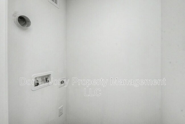 Building Photo - 615 Dumaine St