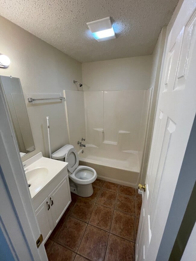 Building Photo - 2344 Elm Park Dr