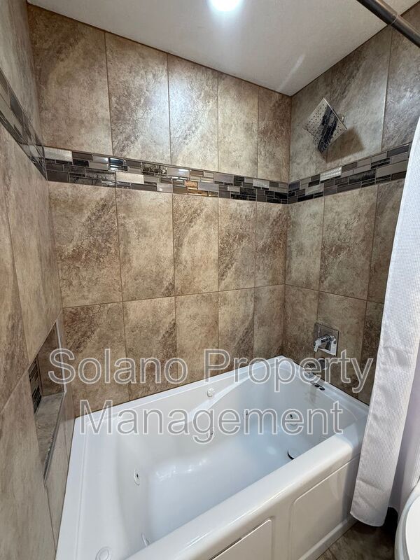 Building Photo - 921 Hickory Ave