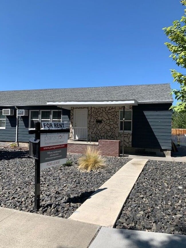 Building Photo - 3 bd., 2 bath remodeled Duplex