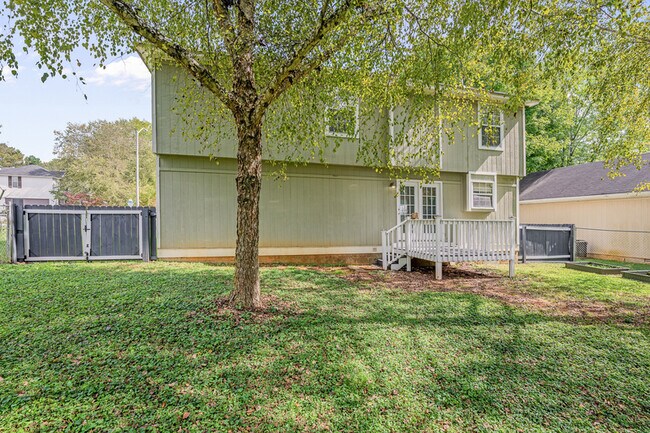 Building Photo - 123 River Oaks Dr