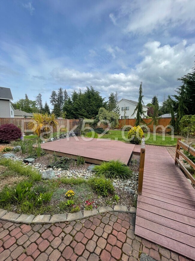 Building Photo - Spacious 4 Bedroom Home in DuPont