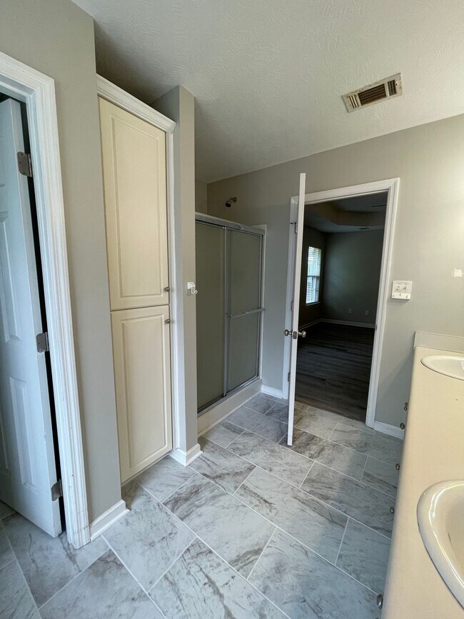 Building Photo - 2068 Lake Forest Dr