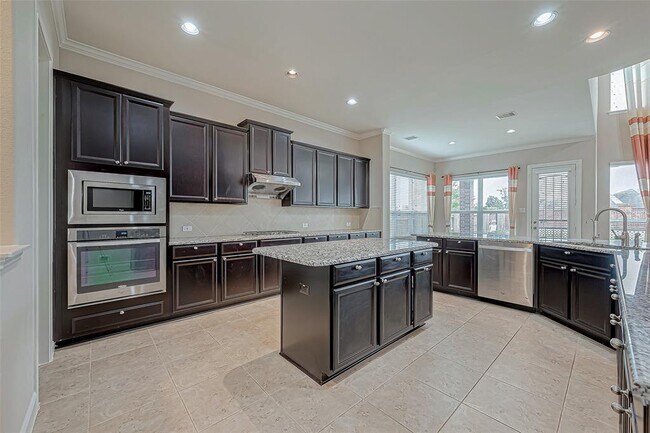 Building Photo - 25719 Oakwood Knoll Dr
