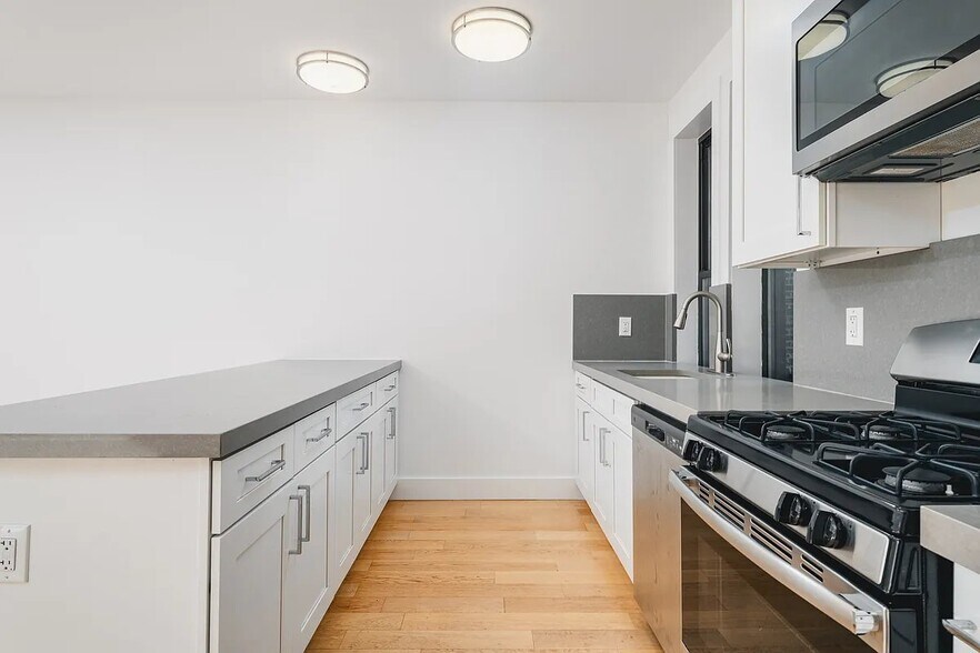 Building Photo - 207 Central Pk N