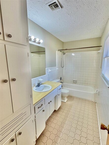 Building Photo - 761 Forestdale Dr