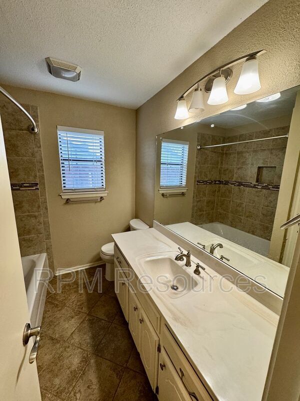 Building Photo - 1135 W Johnathan Way