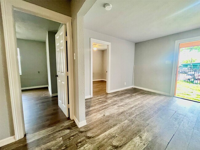 Building Photo - 6803 Bloom Dr