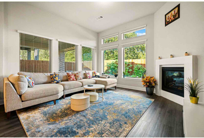 Building Photo - 1529 Woodford Pl