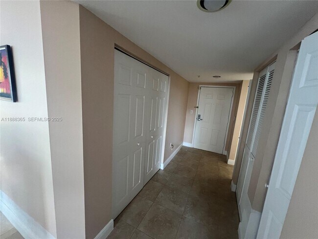 Building Photo - 1155 Brickell Bay Dr