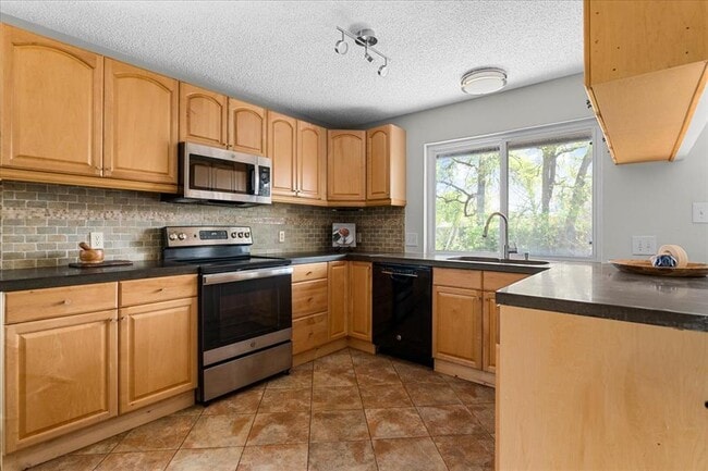 Building Photo - 2501 Redleaf Ln