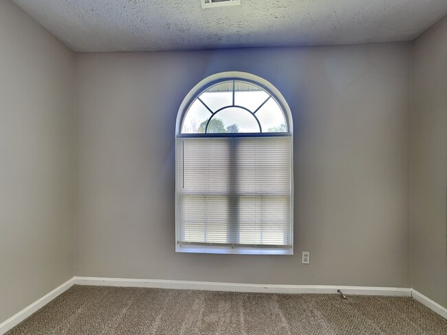 Building Photo - Move-in Special!