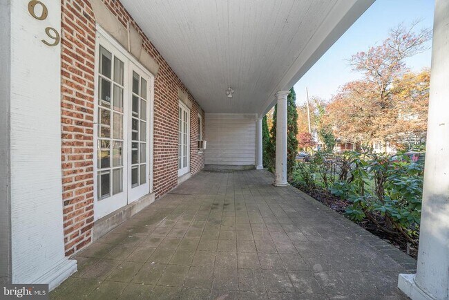 Building Photo - 709 E 20th St