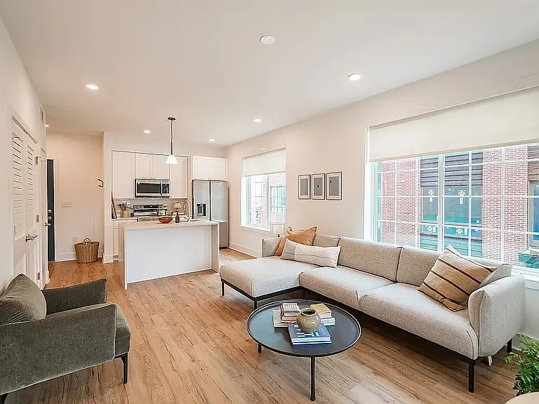 Primary Photo - 2235 Washington Ave