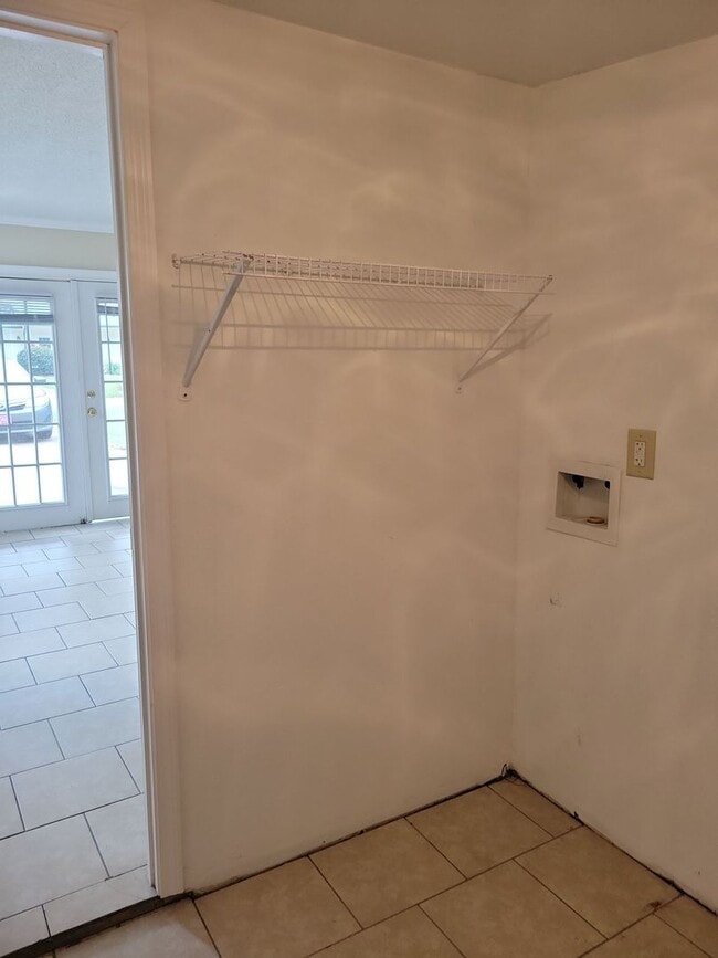 Building Photo - 3 BD 1.5 BA Ocean Springs Rental in the Go...