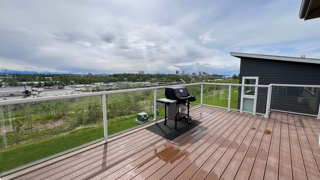 Building Photo - Meticulously well kept 3 bed, 3.5 bath Gov...