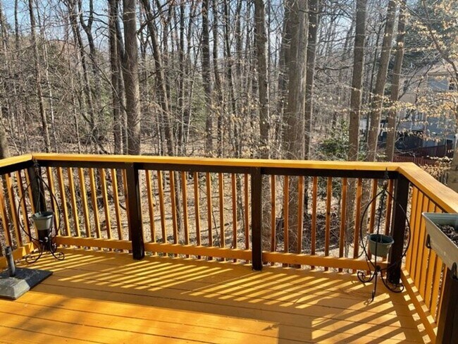 Building Photo - Well maintained 2 BR 2 BA 3 level townhome...