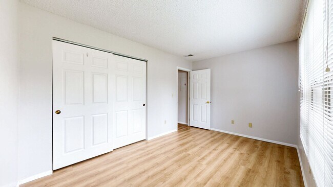 Building Photo - Adorable 2beds/2baths w/2 Parking spaced Included Available Now